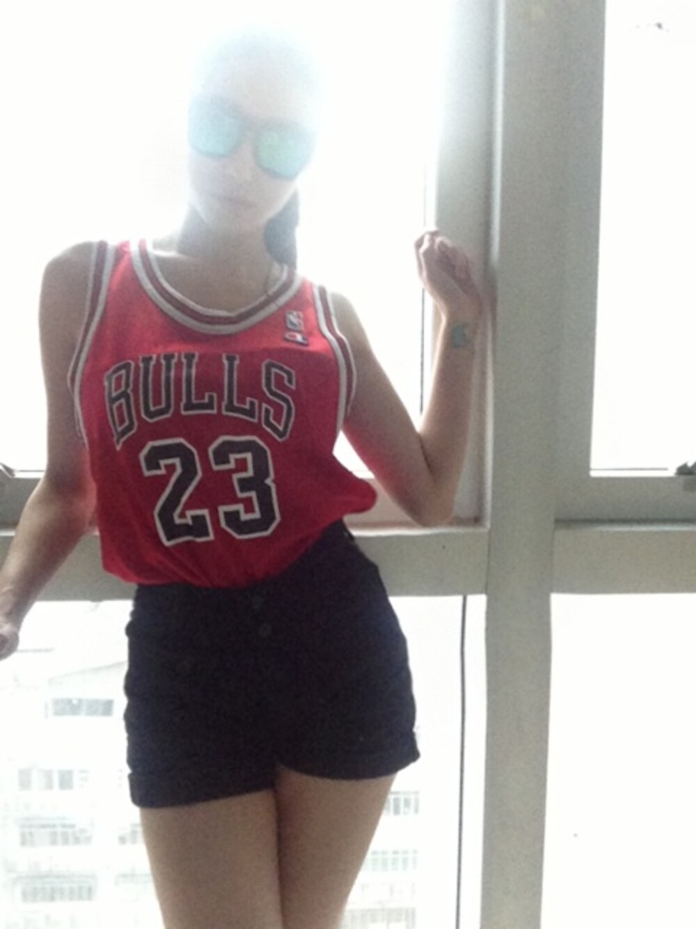 「black、Champion、authentic、Jordan、Bulls、23、bulls 23、Jordan 23、black and red、red」｜「Championのアイテム（ジャージ、レッド系）」を使った、Phoebe Dreamyさん（レディース・173cm）の秋コーディネートの1枚目の写真
