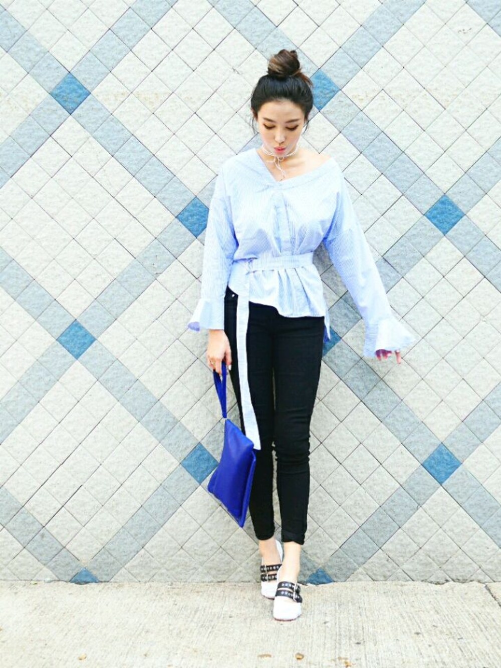 「ZaloraxWear、ZALORAxWEARstylesquad、MIUMIU、&otherstores、Zalora」｜「ZALORAのアイテム（トップス、ブルー系）」を使った、Phoebe Dreamyさん（レディース・172cm）の秋コーディネートの1枚目の写真