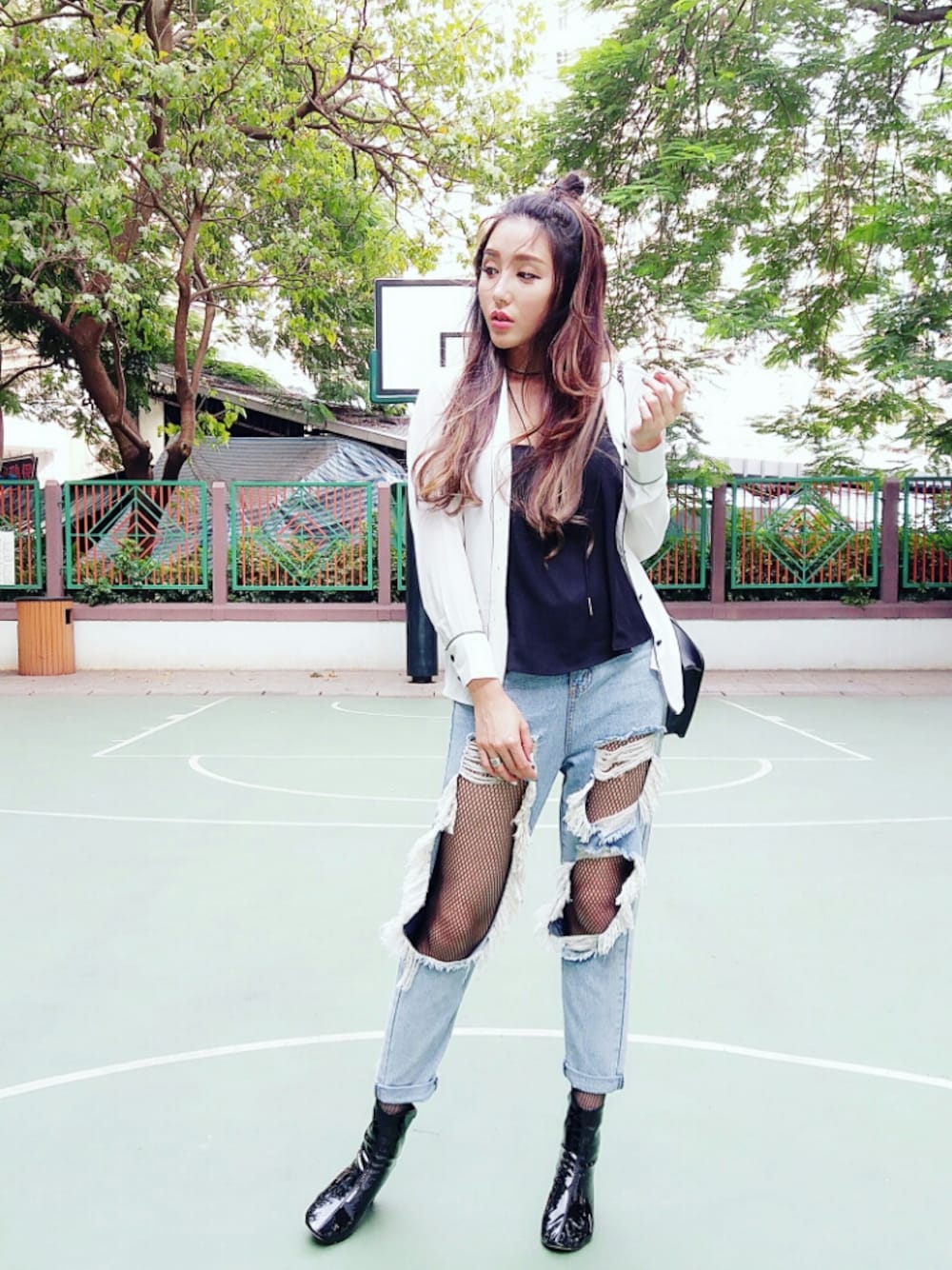 「ZALORAxWEARstylesquad、Zalora、ZaloraxWear、public desire、boots、休日スタイル」｜「DOROTHY PERKINSのアイテム（シャツ/ブラウス、ホワイト系）」を使った、Phoebe Dreamyさん（レディース・172cm）の冬コーディネートの1枚目の写真