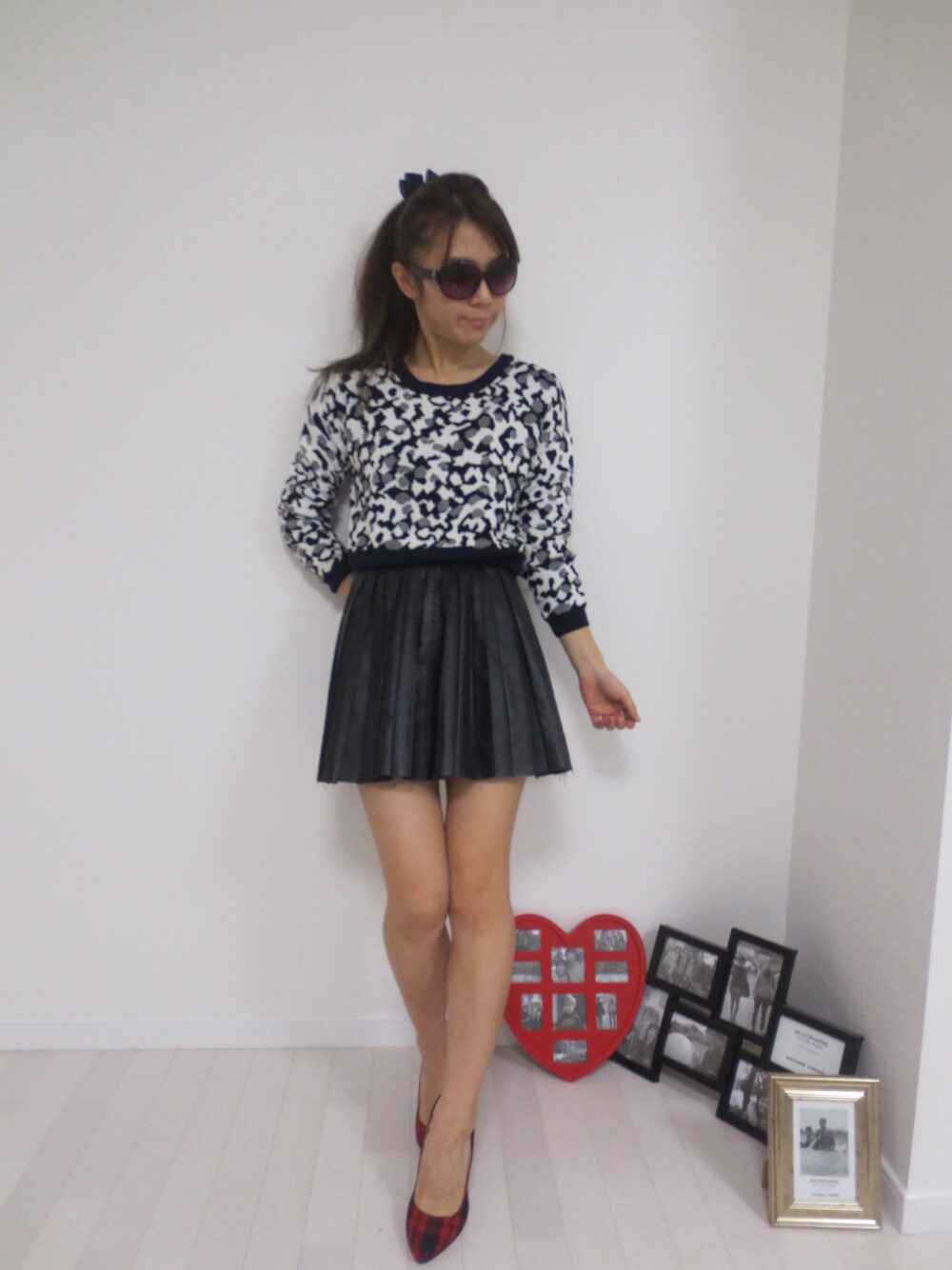 その他のニット/セーター、ブラック系のスカートを着用したレディースの秋コーディネートの1枚目の写真