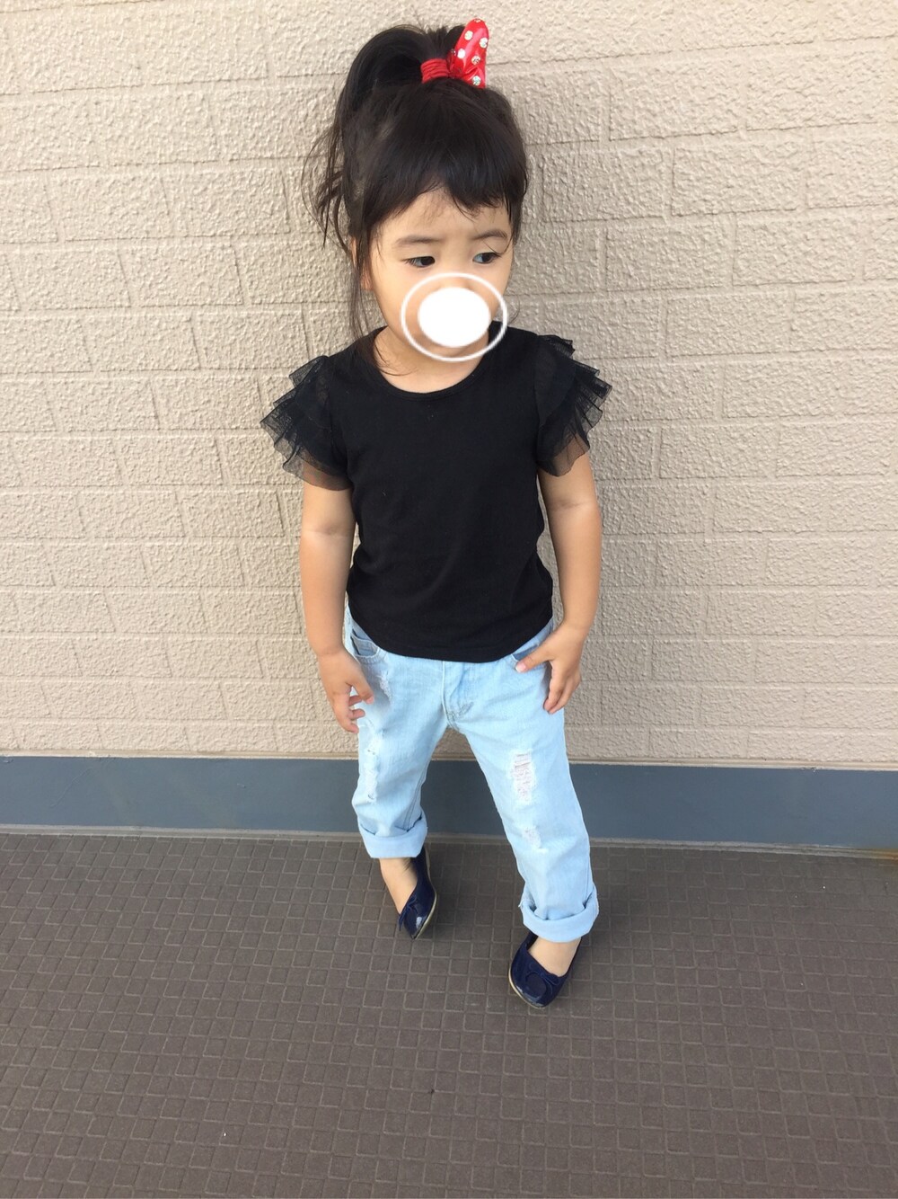 「ダメージデニムパンツ、キッズコーデ、ポニーテール」｜「petit mainのダメージ加工デニムパンツ（デニムパンツ、ブルー系）」を使った、くるりさん（キッズ・100cm）の秋コーディネートの1枚目の写真