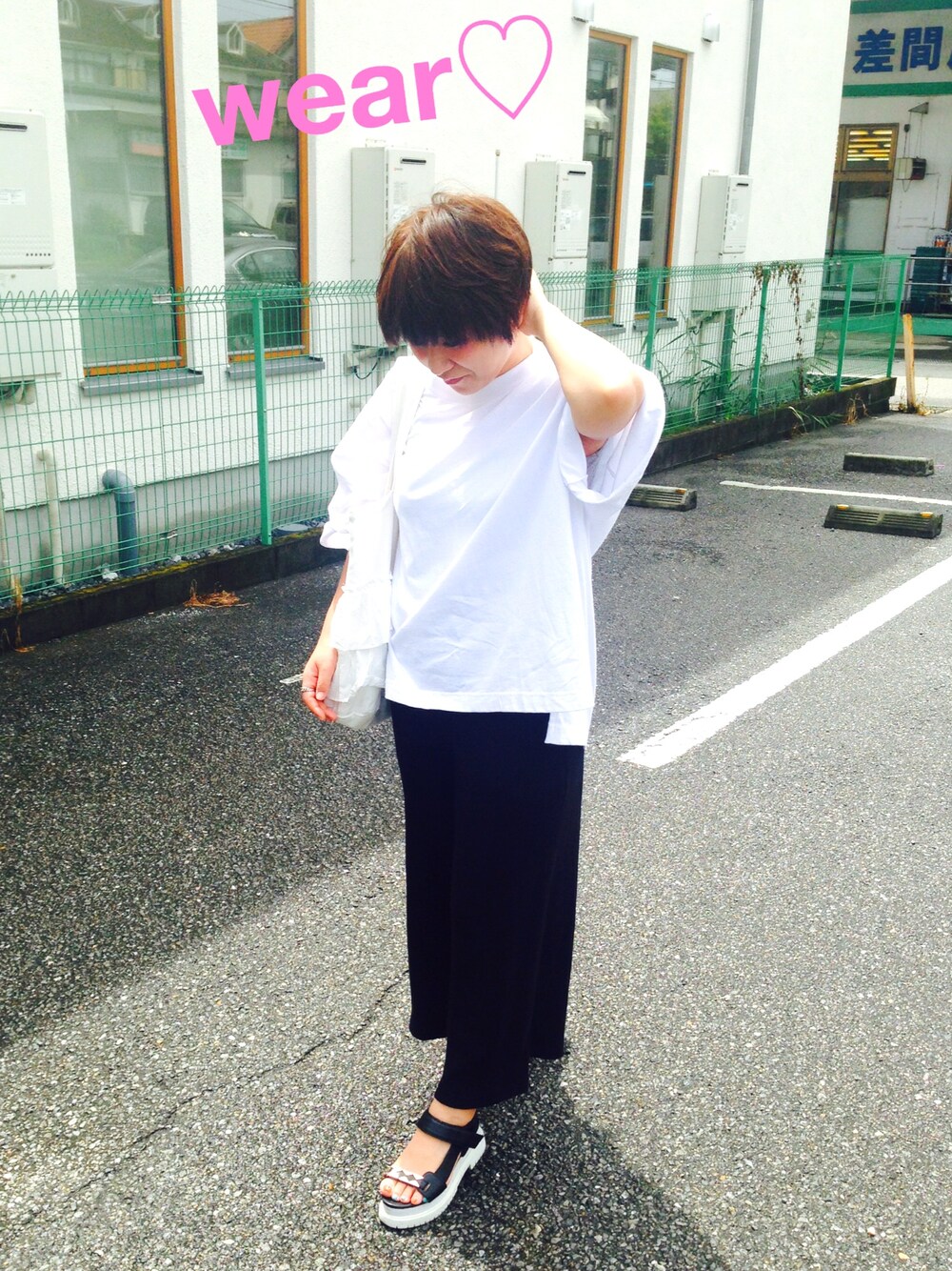 ブラック系のサンダル、ブラック系のその他パンツ、ホワイト系のTシャツ/カットソーを着用したレディースの夏コーディネートの1枚目の写真