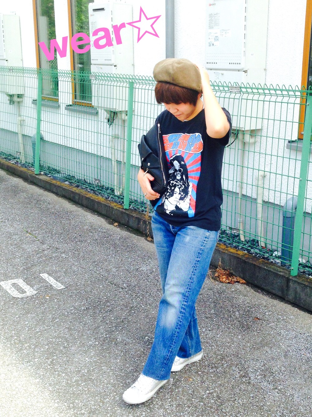 ブルー系のデニムパンツ、シルバー系のスニーカー、その他のTシャツ/カットソーを着用したレディースの夏コーディネートの1枚目の写真