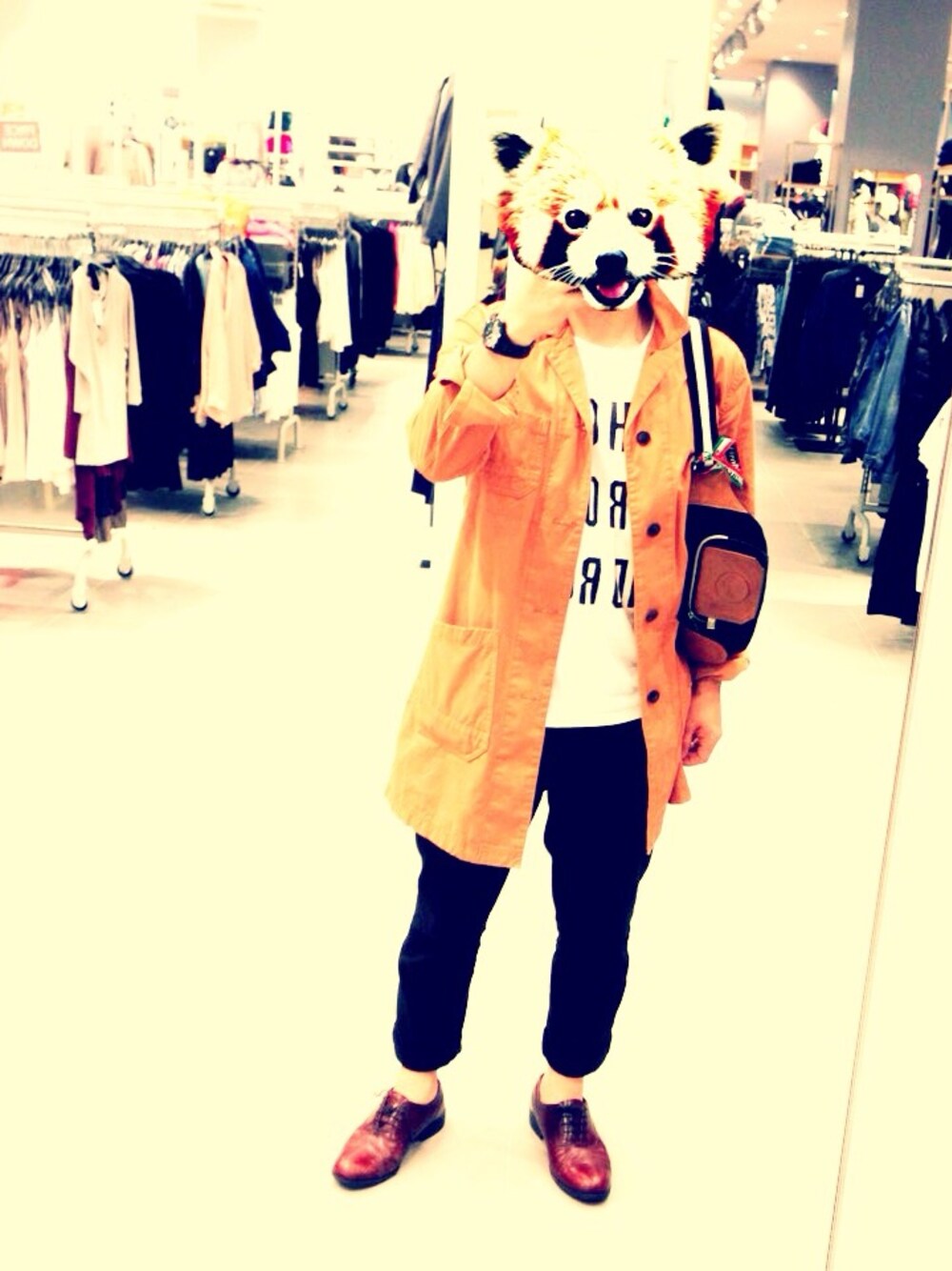 ベージュ系のステンカラーコート、ブラック系のチノパンツ、レッド系のドレスシューズを着用したメンズの秋コーディネートの1枚目の写真