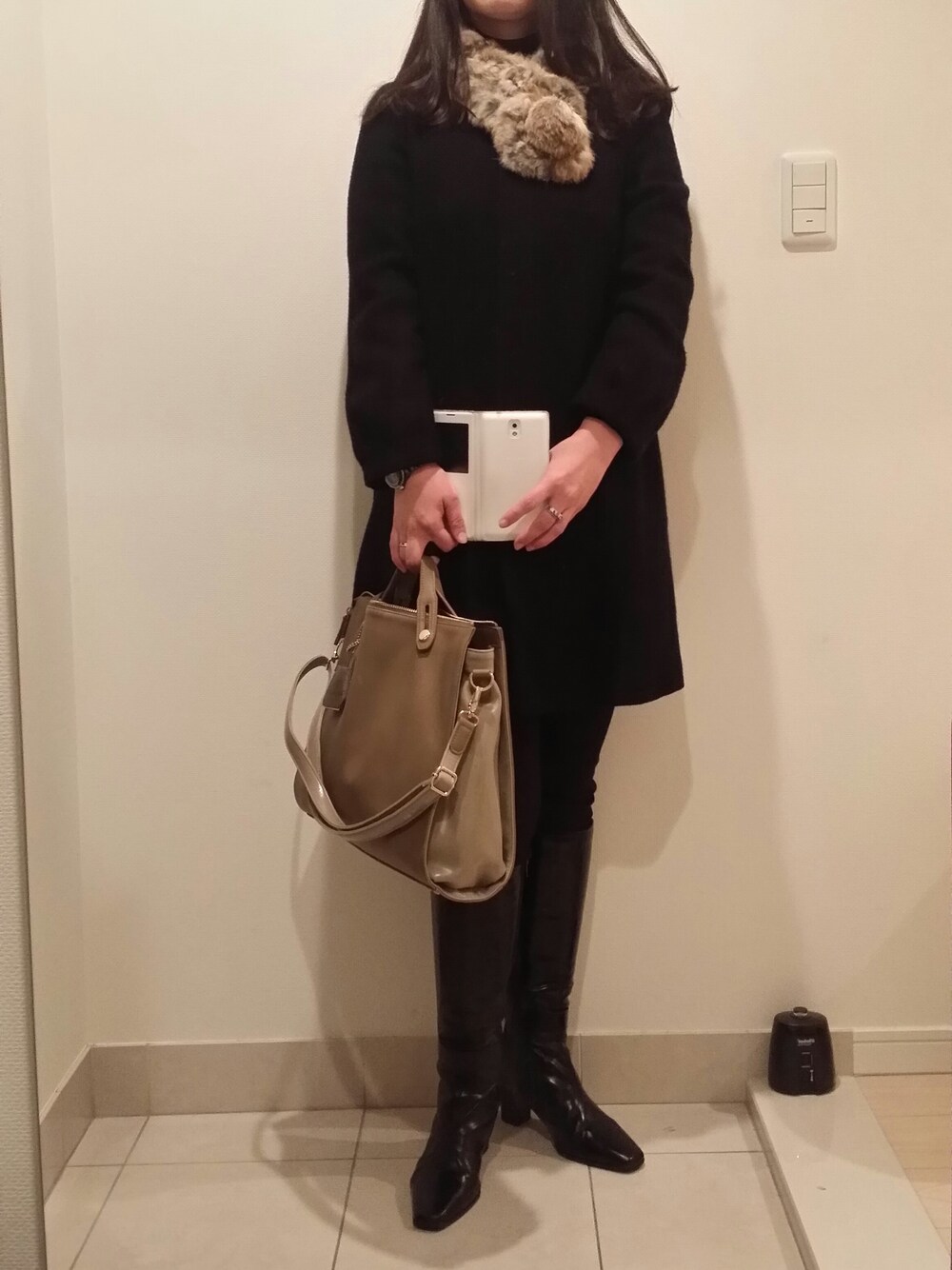 ブラック系のジャケット/アウター、ブラック系のトップス、ブラック系のパンツを着用したレディースの冬コーディネートの1枚目の写真