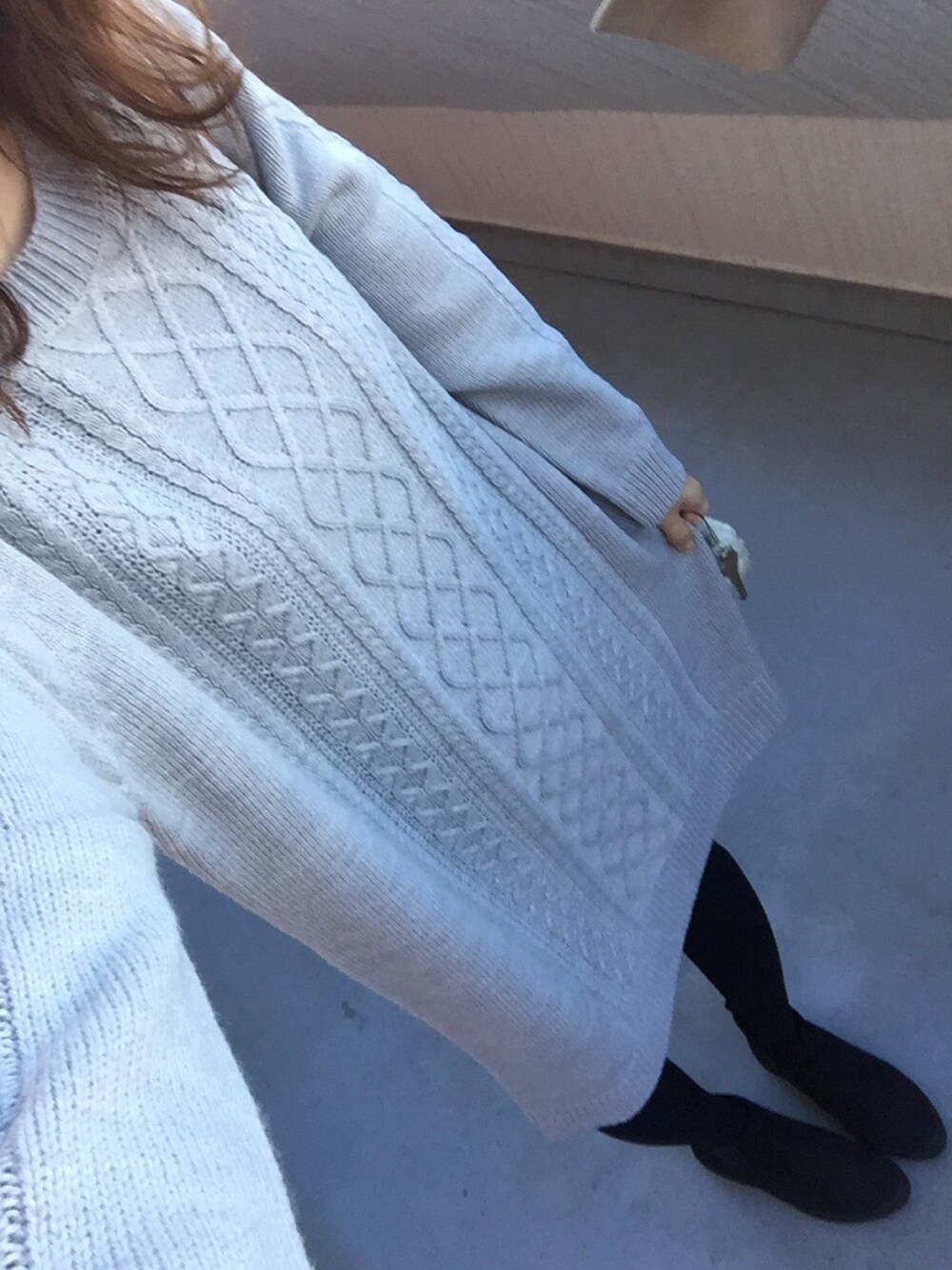 「買い物、ニットワンピース」｜「Honeysのアイテム（ワンピース、グレー系）」を使った、mocoさん（レディース・159cm）の冬コーディネートの1枚目の写真