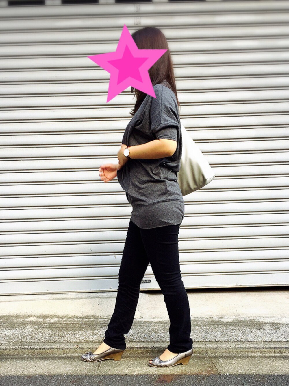 グレー系のTシャツ/カットソー、その他のその他を着用したレディースの夏コーディネートの1枚目の写真