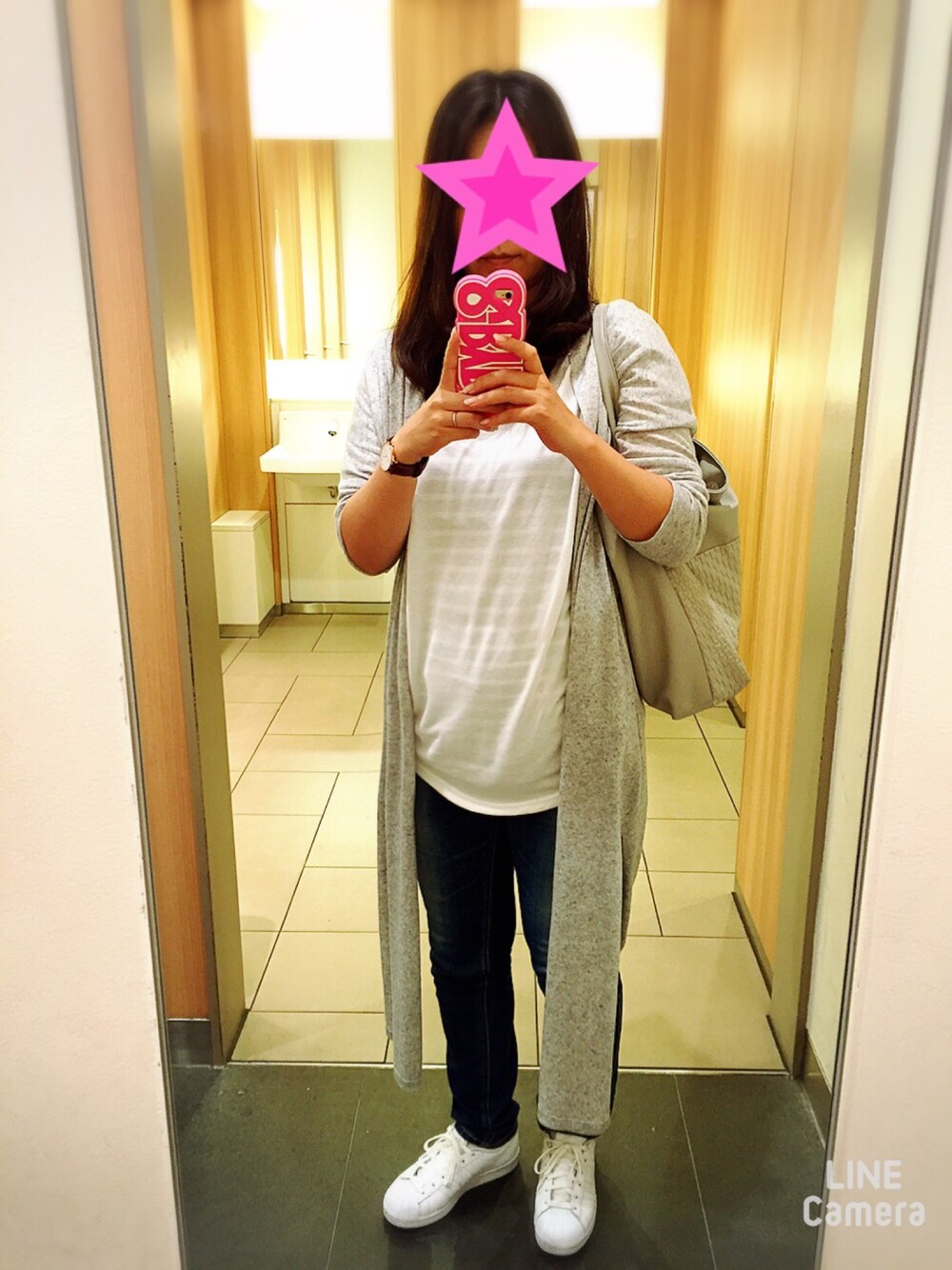 ホワイト系のTシャツ/カットソー、グレー系のカーディガン/ボレロ、ホワイト系のスニーカーを着用したレディースの秋コーディネートの1枚目の写真