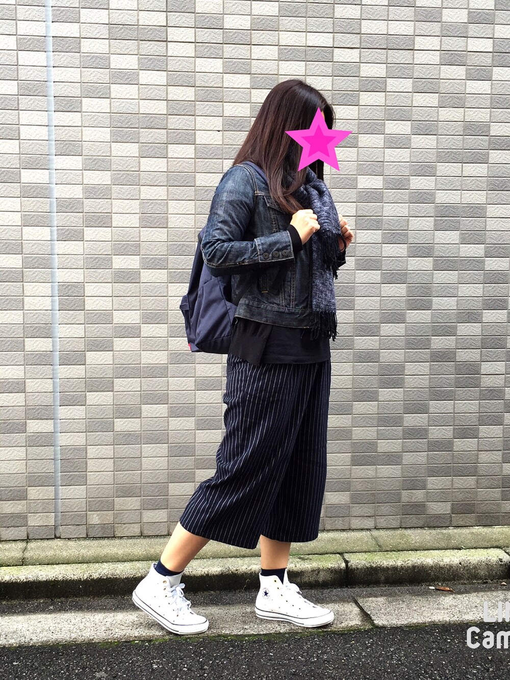ブルー系のパンツ、ブルー系のデニムジャケット、ホワイト系のスニーカーを着用したレディースの秋コーディネートの1枚目の写真
