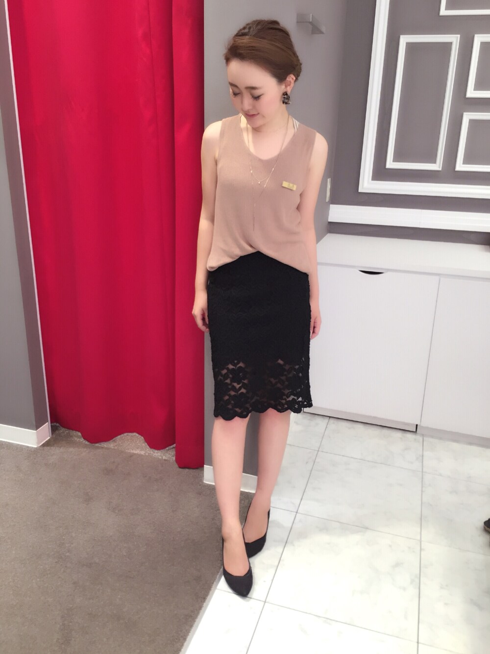 「M.deuxのストレッチレースタイトスカート（スカート、ブラック系）」を使った、AYAさん（レディース・161cm）の夏コーディネートの1枚目の写真