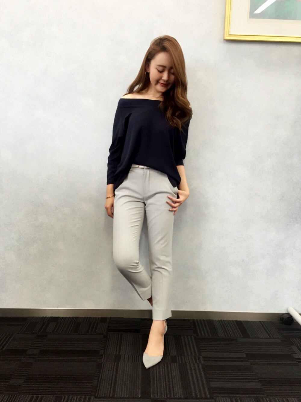 「M.deuxのストレッチプレスパンツ（その他パンツ、グレー系）」を使った、AYAさん（レディース・161cm）の秋コーディネートの1枚目の写真