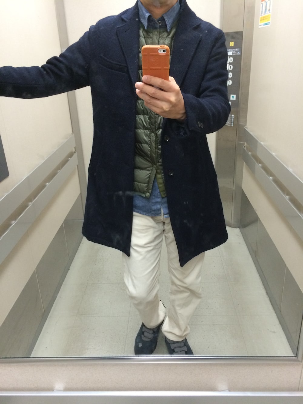 「チェスターコート、インナーダウン、ホワイトパンツ、ACG」｜「FREAK'S STOREのHARRIS TWEED/ハリスツイード CHESTER COAT               （ステンカラーコート、ブルー系）」を使った、まいけるさん（メンズ・177cm）の冬コーディネートの1枚目の写真
