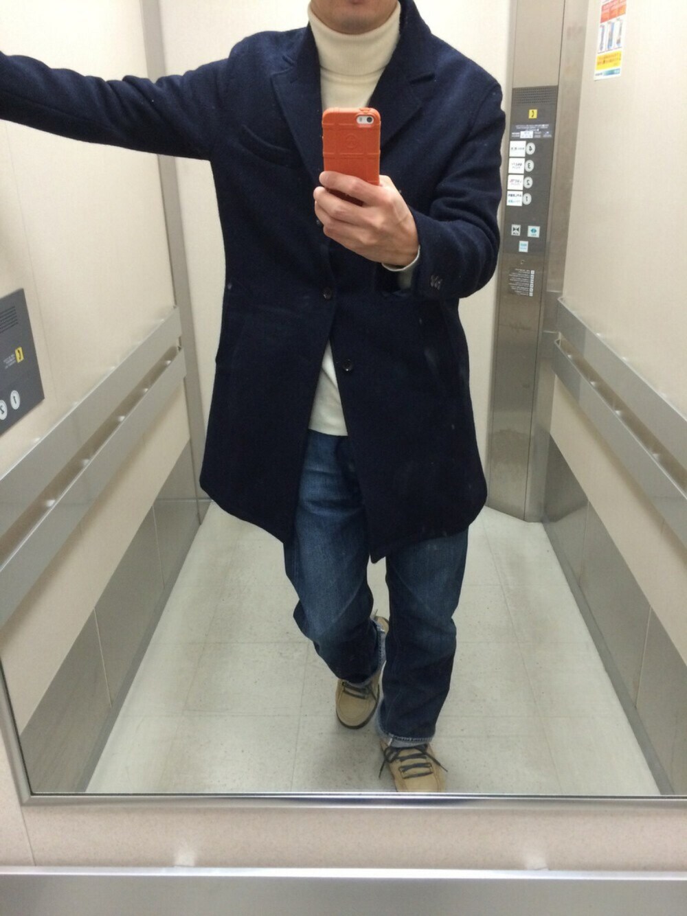 「チェスターコート、スニーカー、タートルネック」｜「FREAK'S STOREのHARRIS TWEED/ハリスツイード CHESTER COAT               （ステンカラーコート、ブルー系）」を使った、まいけるさん（メンズ・177cm）の冬コーディネートの1枚目の写真
