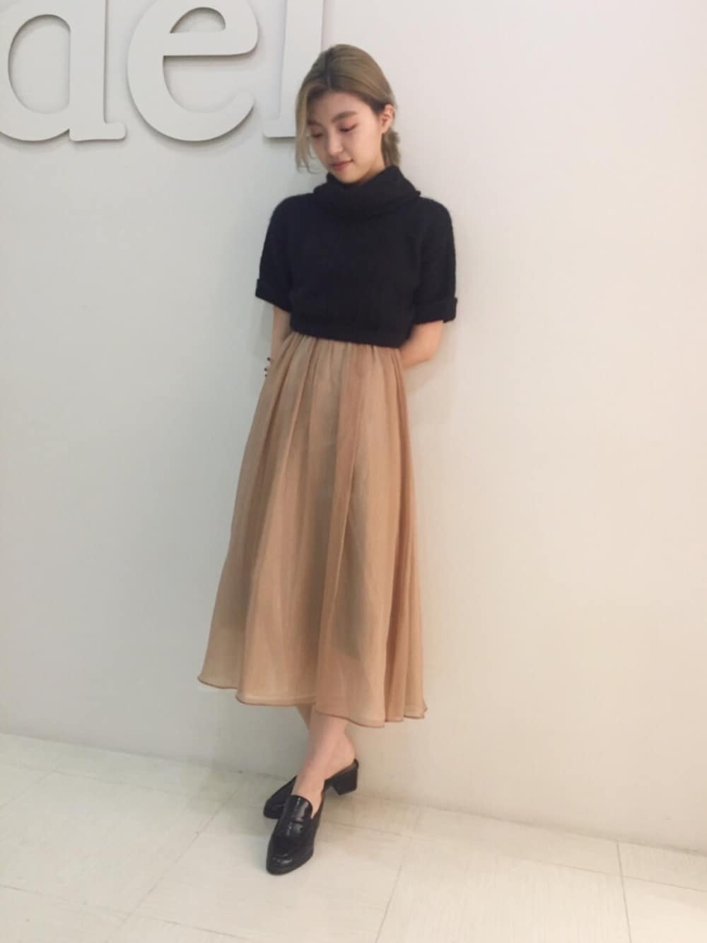 「snidel、秋のコーデ、ワンピース、チュールスカート、ブラック、ローファー」｜「SNIDELのタートルニットドッキングワンピース（ワンピース、ブラック系）」を使った、moe yoshidaさん（レディース・168cm）の秋コーディネートの1枚目の写真