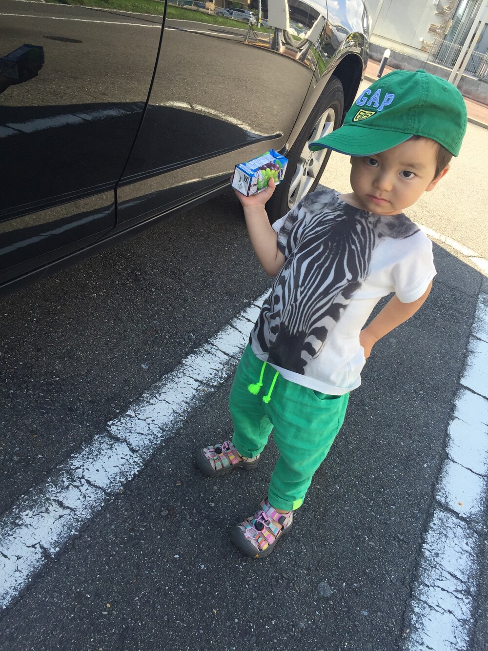 「ZARA KIDSのアイテム（Tシャツ/カットソー、ホワイト系）」を使った、cotaさん（キッズ・90cm）の夏コーディネートの1枚目の写真