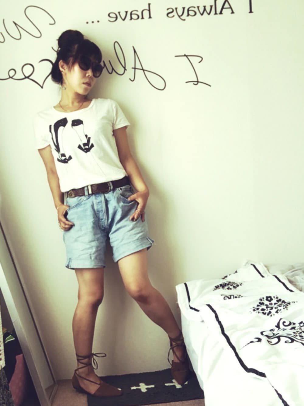 「summer、ティーシャツ、デニムショートパンツ、シンプル、カジュアル」｜「REMAKE ITEMのアイテム（デニムパンツ、ブルー系）」を使った、JUEさん（レディース・153cm）の春コーディネートの1枚目の写真