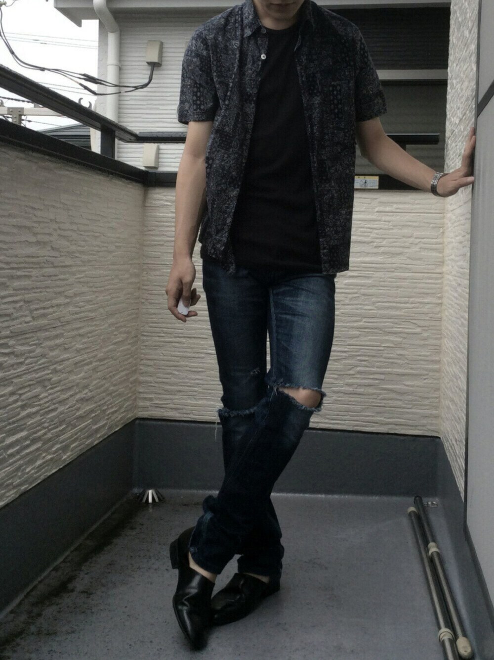 「STUDIOUS、LEE、HARUTA、CITIZEN、Chrome Hearts、クラッシュデニム、夏コーデ、ダメージデニムパンツ、スポックシューズ、総柄」｜「HARUTAのアイテム（モカシン/デッキシューズ、ブラック系）」を使った、だいーちさん（メンズ・172cm）の夏コーディネートの1枚目の写真