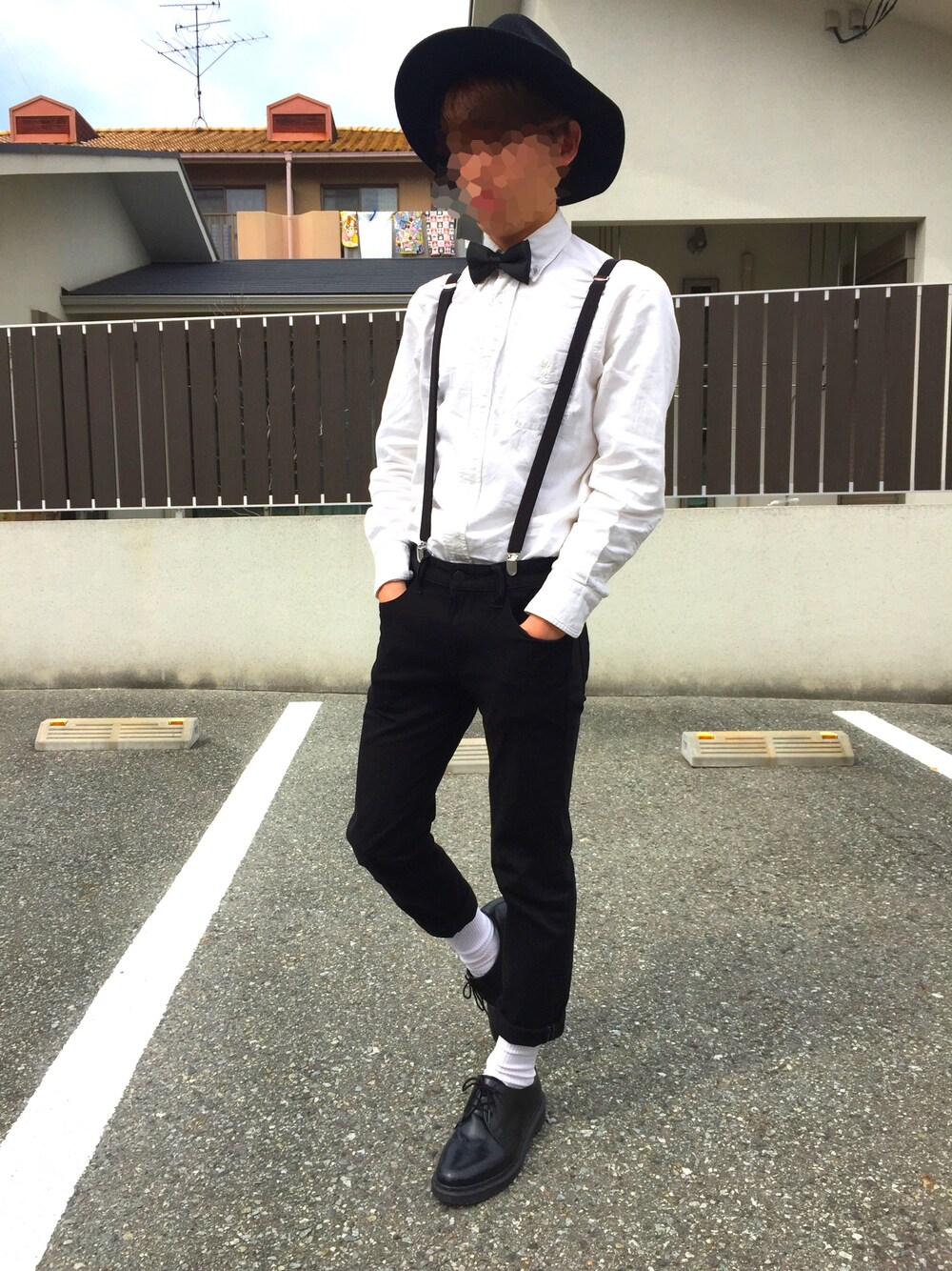 「Dr.Martens、春、プチプラ、モノトーン、白、黒、蝶ネクタイ、サスペンダー、白シャツ、黒スキニー」｜「coenのオックスフォードスタンダードボタンダウンシャツ（シャツ/ブラウス、ホワイト系）」を使った、しゃちほこさん（メンズ・163cm）の春コーディネートの1枚目の写真