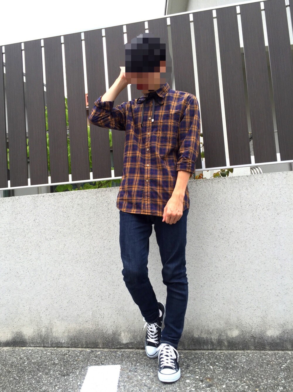 ブルー系のデニムパンツ、ブラック系のスニーカー、オレンジ系のシャツ/ブラウスを着用したメンズの秋コーディネートの1枚目の写真