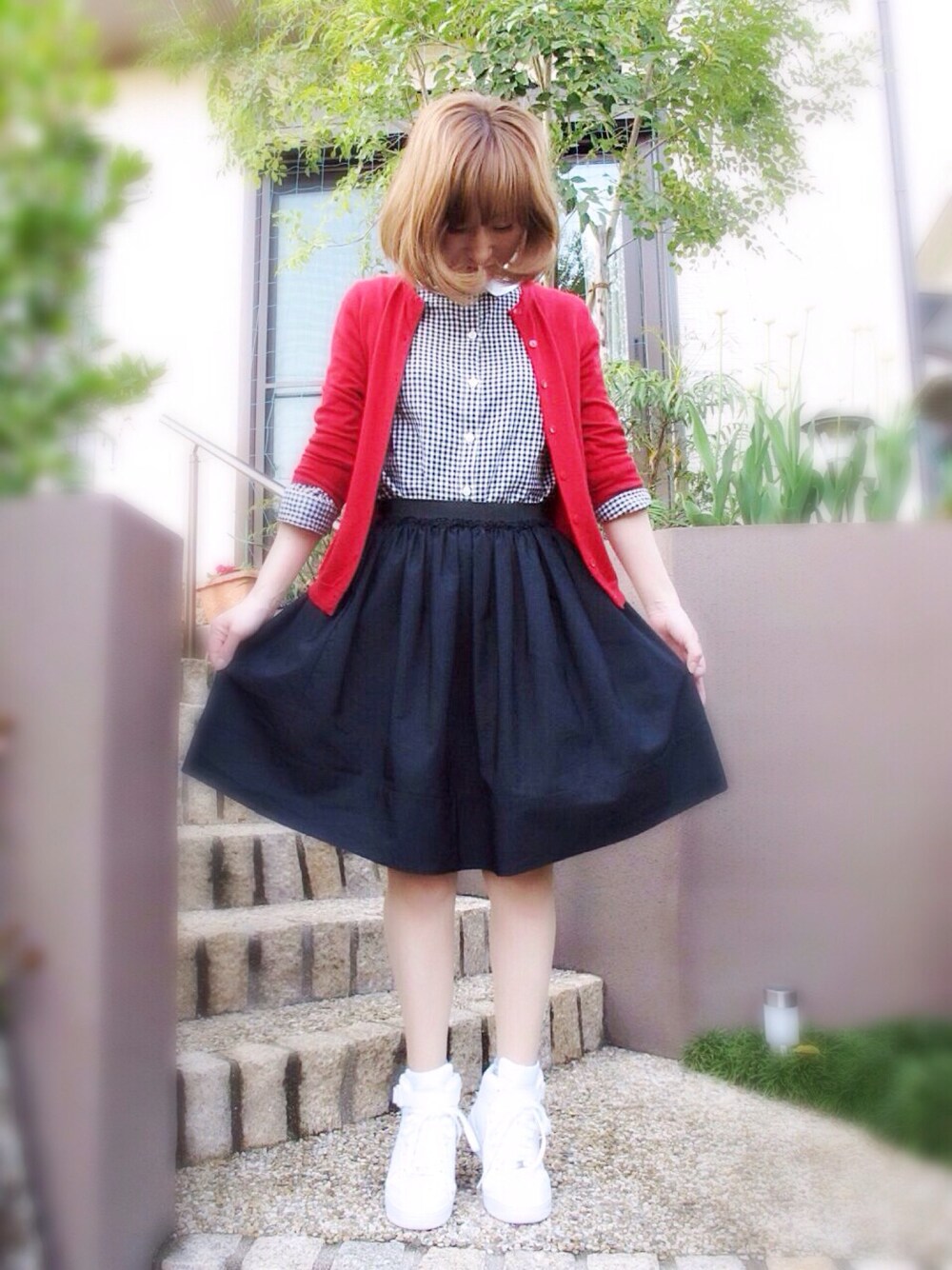 「カーディガン、チェックシャツ、白えり、膝丈スカート、スニーカー」｜「UNIQLOのアイテム（カーディガン/ボレロ、レッド系）」を使った、cocoさん（レディース・154cm）の春コーディネートの1枚目の写真