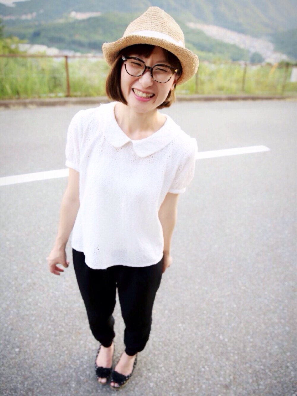 ホワイト系のシャツ/ブラウス、ブラック系のその他パンツ、ベージュ系のハットを着用したレディースの夏コーディネートの1枚目の写真