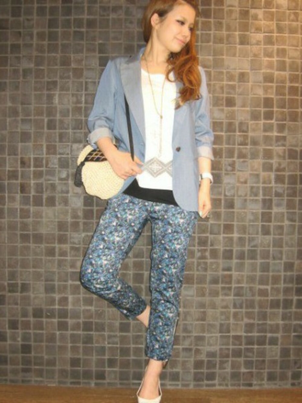 ブルー系のテーラードジャケット、ホワイト系のTシャツ/カットソー、その他のその他パンツを着用したレディースの春コーディネートの1枚目の写真