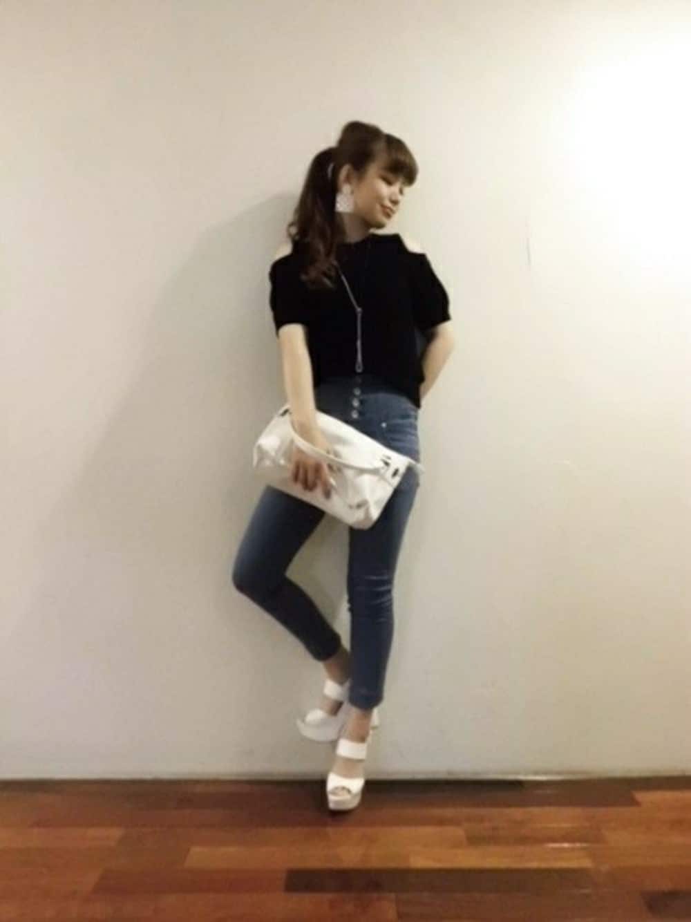 「JEANASISのアゼオープンショルダーSS/545281（ニット/セーター、ブラック系）」を使った、AI_YOSHIHARAさん（レディース・165cm）の春コーディネートの1枚目の写真