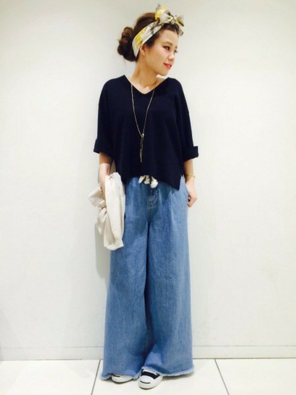 「スニーカー、デニム、パンツ、トレンド、ジーナシス、スカーフ、ワイドパンツ、ミラノリブ、ゆる×ゆる、スカーチョ」｜「JEANASISのロープベルトデニムワイドパンツ/718169 （デニムパンツ、ブルー系）」を使った、AI_YOSHIHARAさん（レディース・165cm）の春コーディネートの1枚目の写真