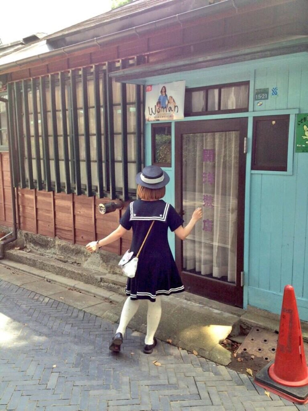 ブラック系のワンピース、ホワイト系のショルダーバッグ、ブラック系のハットを着用したレディースの夏コーディネートの1枚目の写真