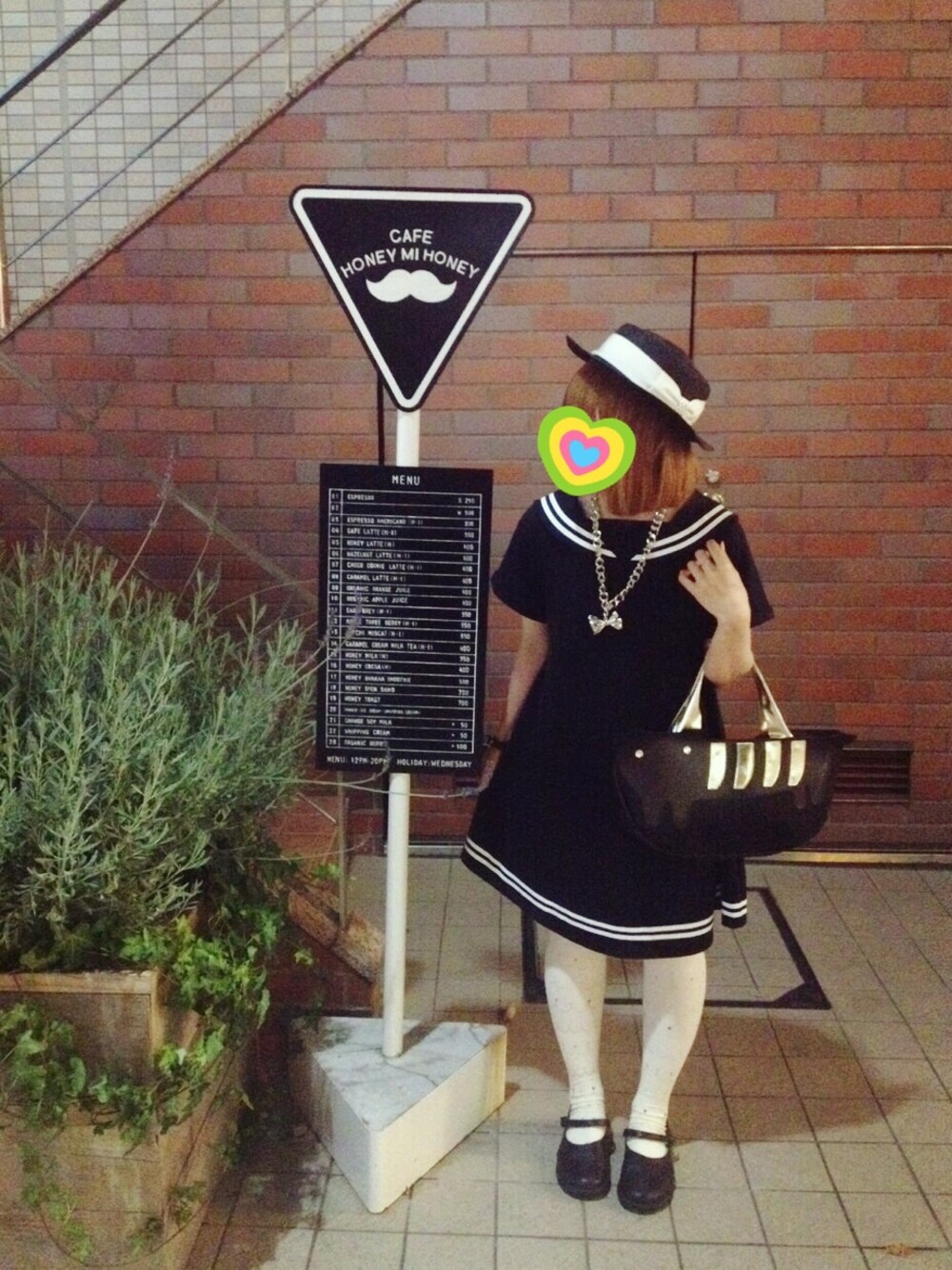 ブラック系のワンピースを着用したレディースの秋コーディネートの1枚目の写真