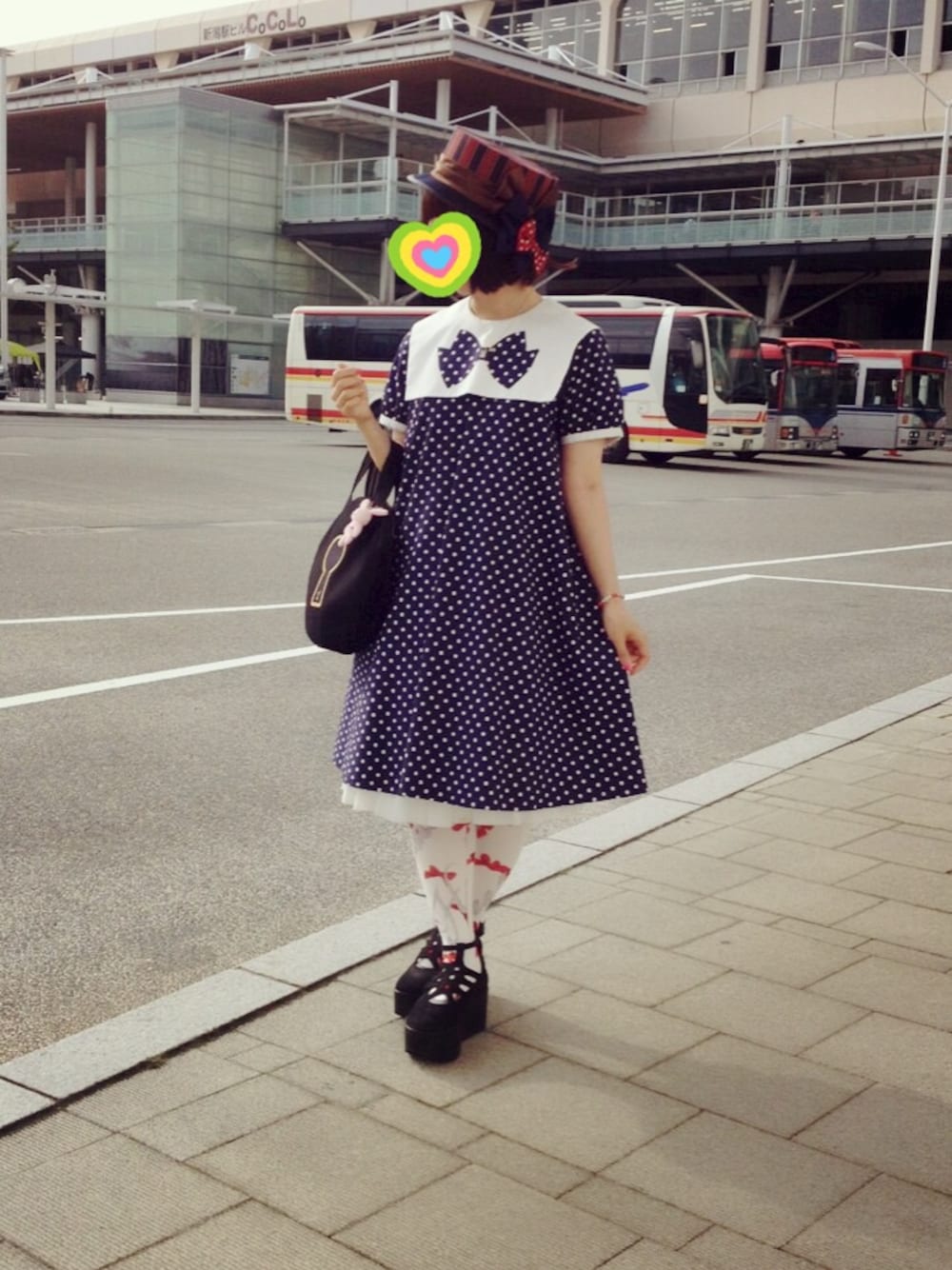 ブルー系のワンピースを着用したレディースの秋コーディネートの1枚目の写真