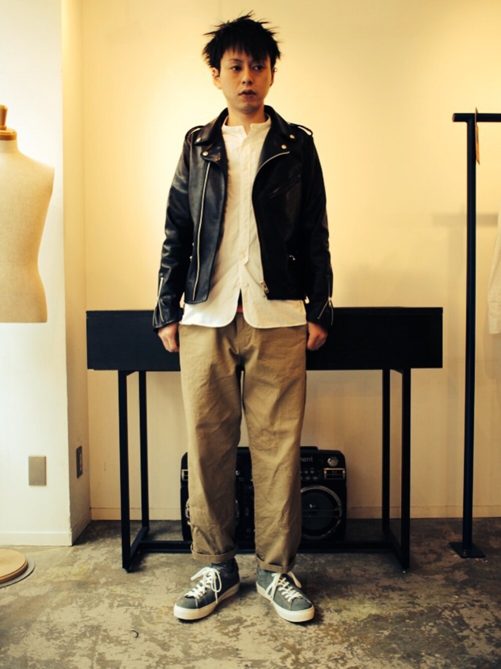 「whiz、ライダース、白シャツ、チノパンツ、ノーカラーシャツ、STILL BY HAND、UNITED LOT、tate」｜「WHIZLIMITEDのHANSEN JK（ライダースジャケット、ブラック系）」を使った、ogu-junさん（メンズ・177cm）の春コーディネートの1枚目の写真