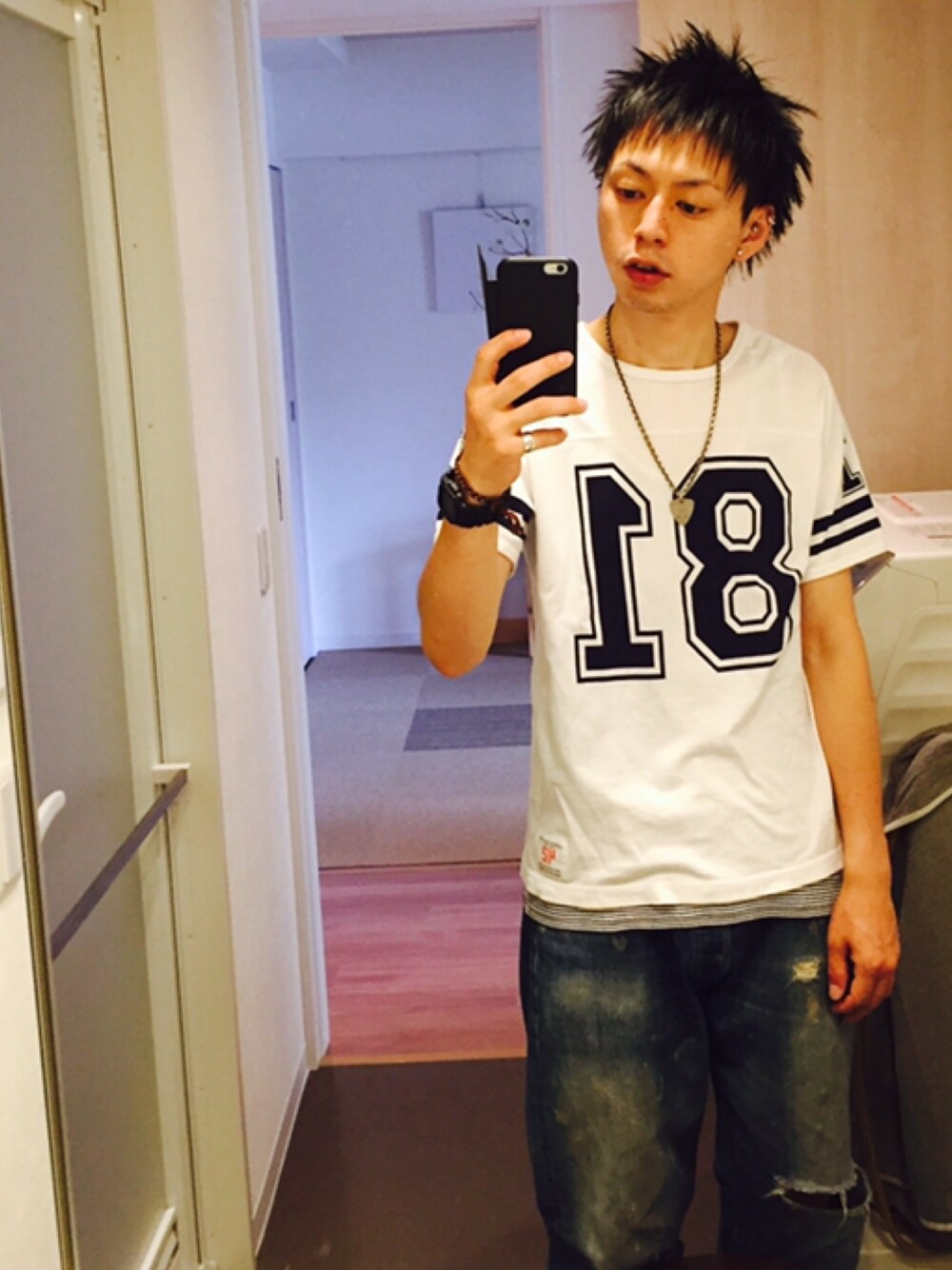 ホワイト系のTシャツ/カットソー、ブルー系のデニムパンツ、レッド系のスニーカーを着用したメンズの夏コーディネートの1枚目の写真