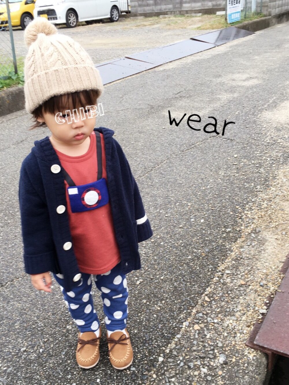 ブラック系のカーディガン/ボレロ、レッド系のTシャツ/カットソー、ブルー系のその他パンツを着用したキッズの秋コーディネートの1枚目の写真