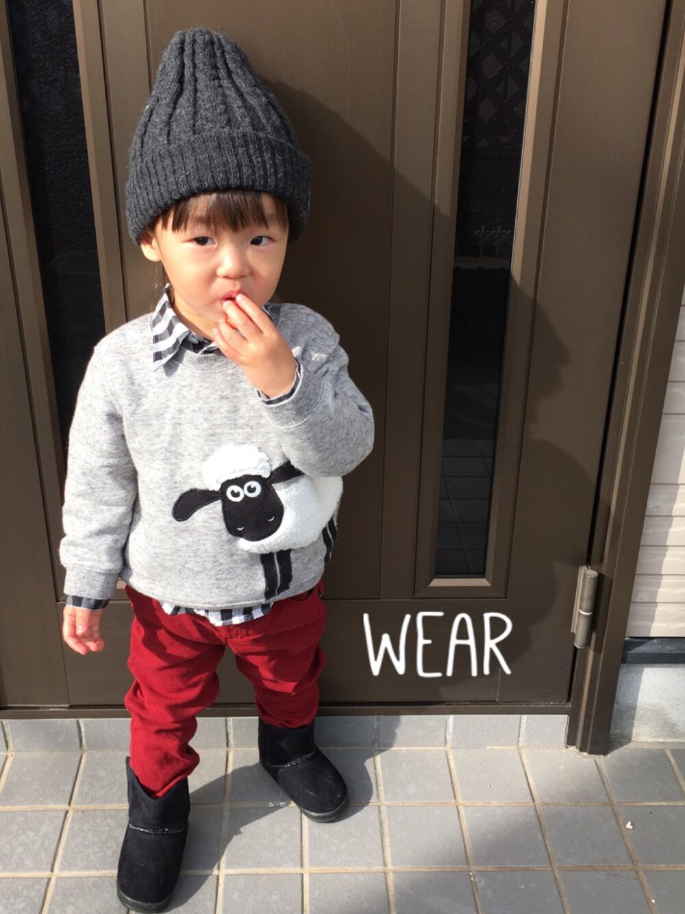 ホワイト系のシャツ/ブラウス、グレー系のスウェット、レッド系のデニムパンツを着用したキッズの冬コーディネートの1枚目の写真