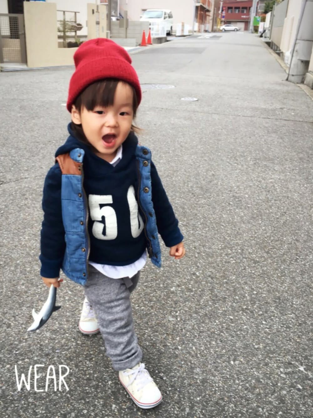 「春コーデ、スウェパンはこっと祭、スウェットパンツ、男の子コーデ、ダウンベスト、パーカー、コンバース、プチプラ」｜「しまむらのアイテム（ニットキャップ/ビーニー、レッド系）」を使った、Chibiෆ̈さん（キッズ・80cm）の春コーディネートの1枚目の写真