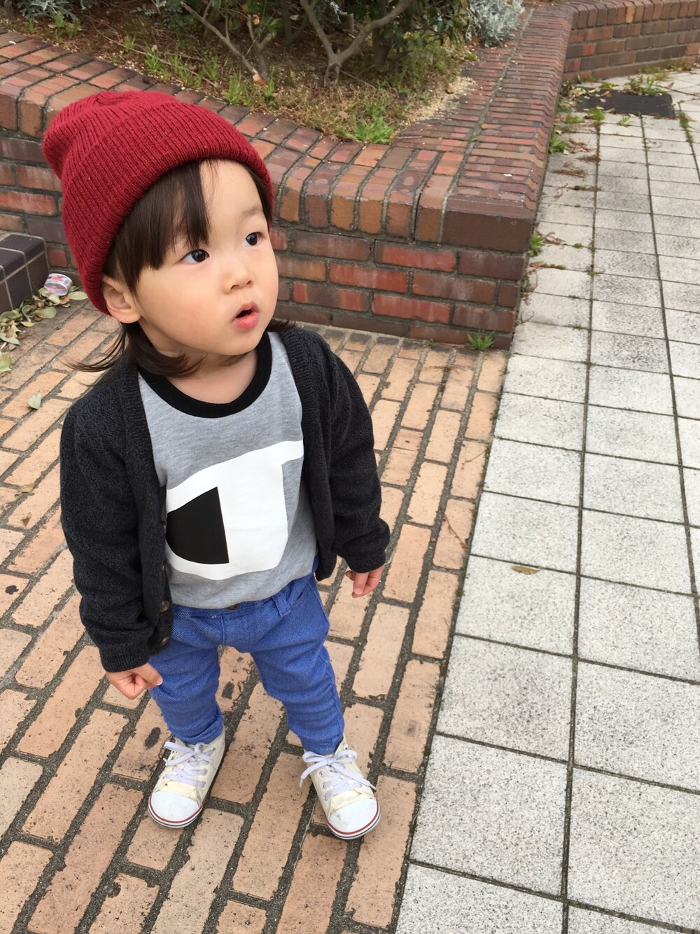 「キッズコーデ、はるコーデ、ニット帽、シンプルコーデ、おとこのこ、1歳、公園、カーディガン、チャンピオン」｜「Championのアイテム（Tシャツ/カットソー、グレー系）」を使った、Chibiෆ̈さん（キッズ・80cm）の春コーディネートの1枚目の写真