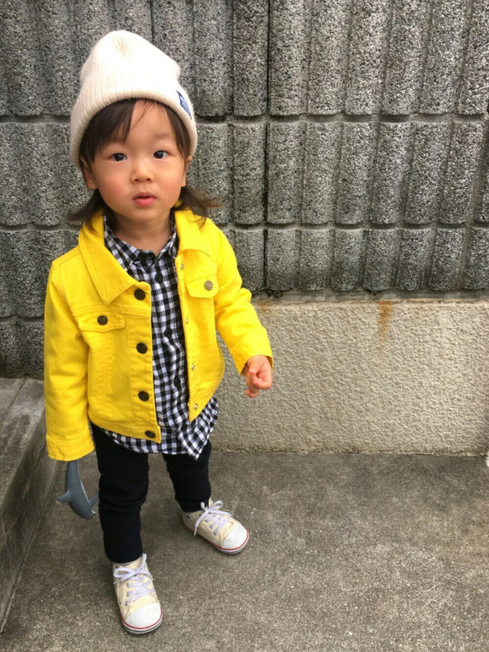 ブラック系のシャツ/ブラウス、イエロー系のデニムジャケット、ブラック系のその他パンツを着用したキッズの春コーディネートの1枚目の写真