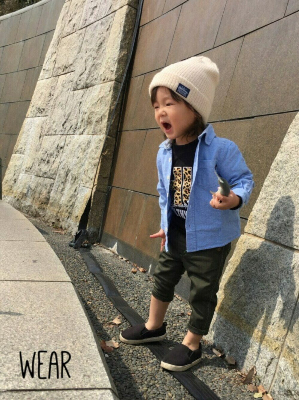 「kids、キッズコーデ、シンプルコーデ、春コーデ、おとこのこ、プチプラ、西松屋、スリッポン、チノパン」｜「しまむらのアイテム（ニットキャップ/ビーニー、ホワイト系）」を使った、Chibiෆ̈さん（キッズ・80cm）の春コーディネートの1枚目の写真