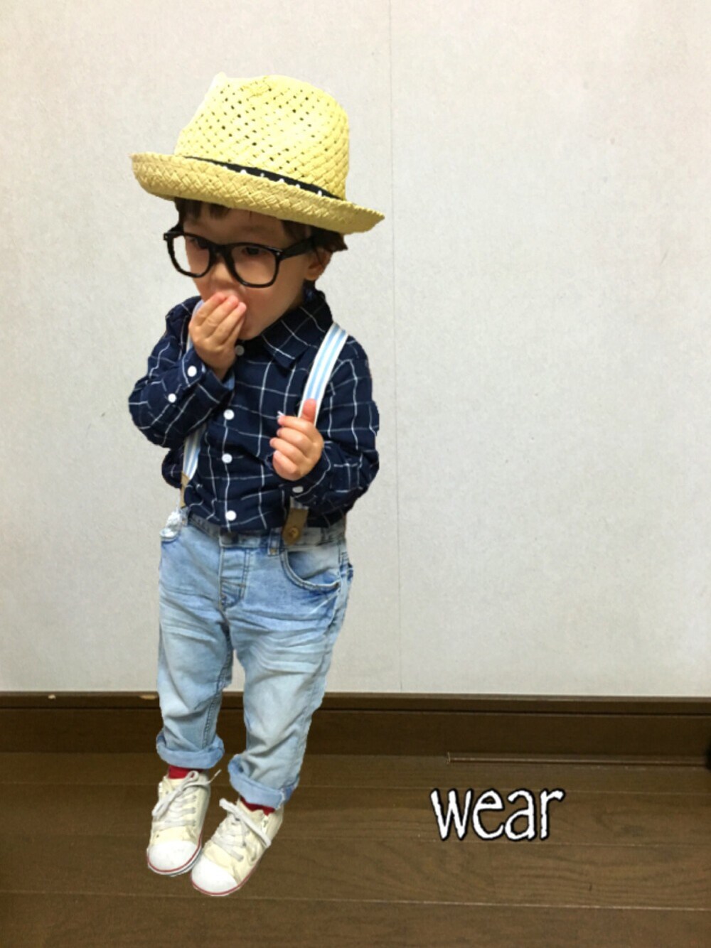 「おとこのこ、子供服、プチプラ、オールドネイビー、H&M、ハット、サスペンダー、ダテメガネ、コンバース、赤い靴下」｜「トイザラスのアイテム（ハット、ベージュ系）」を使った、Chibiෆ̈さん（キッズ・80cm）の春コーディネートの1枚目の写真