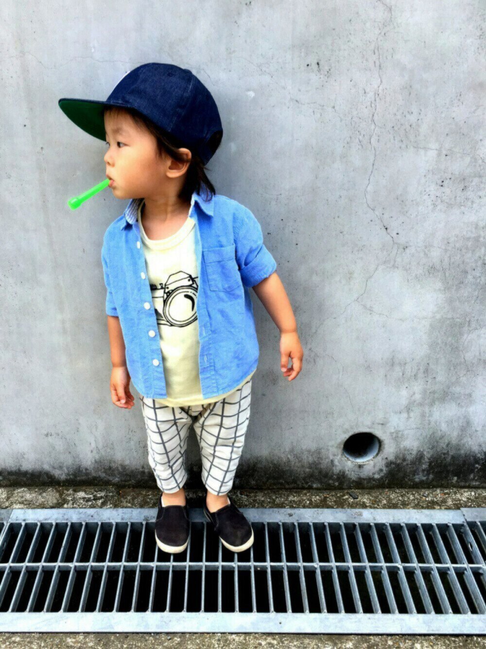 「kids、プチプラ、シンプル、休日スタイル、男の子コーデ、こどもコーデ、スリッポン、キャップ、カメラTシャツ、シャツスタイル」｜「西松屋のアイテム（キャップ、ブルー系）」を使った、Chibiෆ̈さん（キッズ・80cm）の春コーディネートの1枚目の写真
