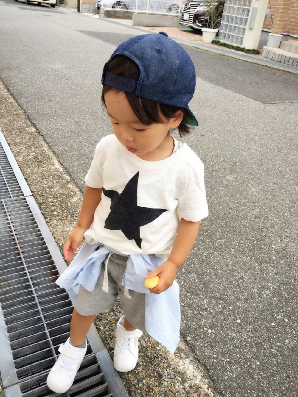 「kids、Tシャツ、スニーカー、キャップ、子供カッコイイ、シャツスタイル、コンバース、ザラ」｜「西松屋のアイテム（キャップ、ブルー系）」を使った、Chibiෆ̈さん（キッズ・90cm）の夏コーディネートの1枚目の写真