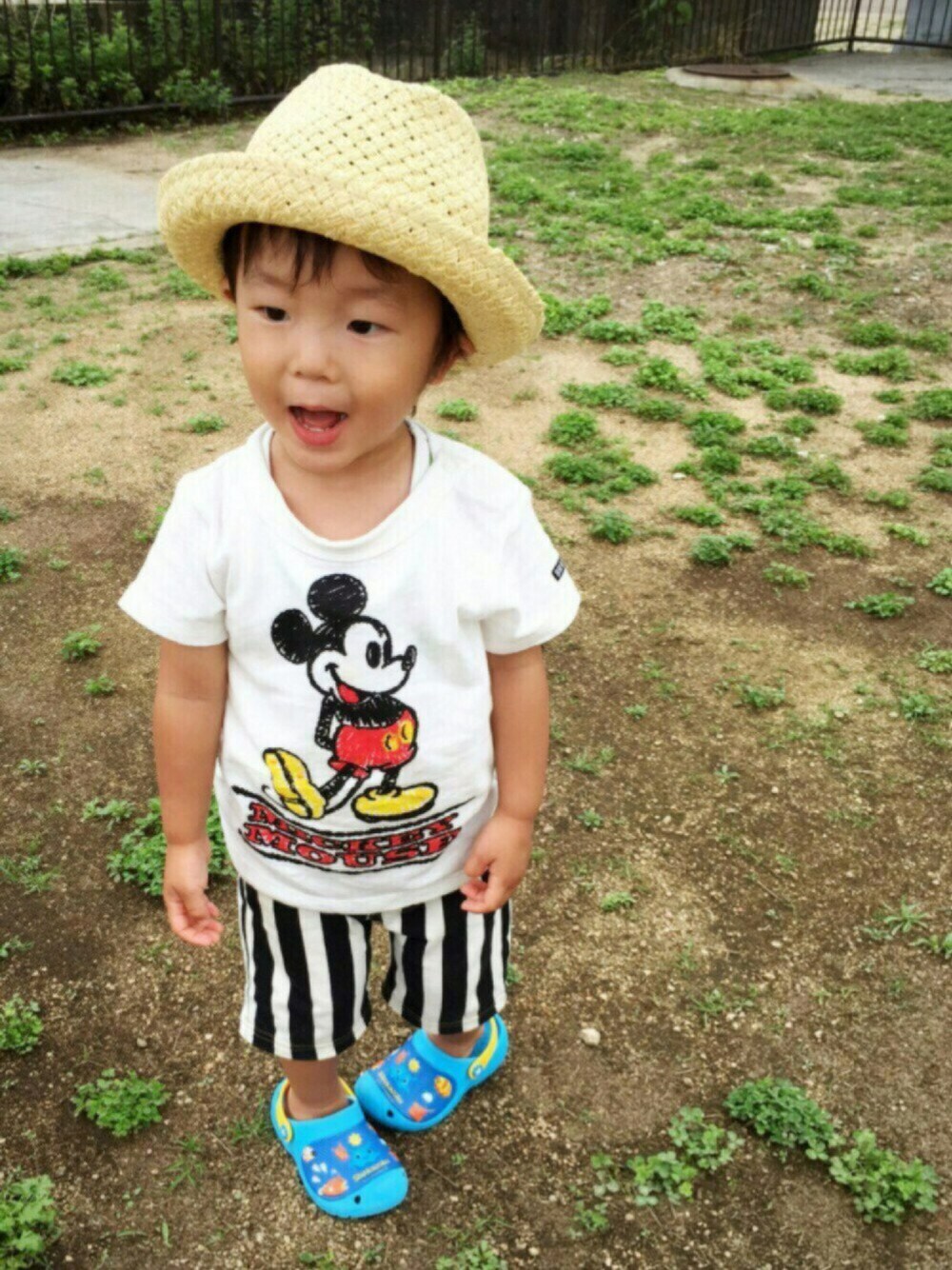 「夏コーデ、サンダル、ﾐｷﾐﾆﾌｪｽ、ミッキー、男の子、2歳、むぎわら帽子、ストライプ」｜「トイザラスのアイテム（ハット、ベージュ系）」を使った、Chibiෆ̈さん（キッズ・90cm）の夏コーディネートの1枚目の写真