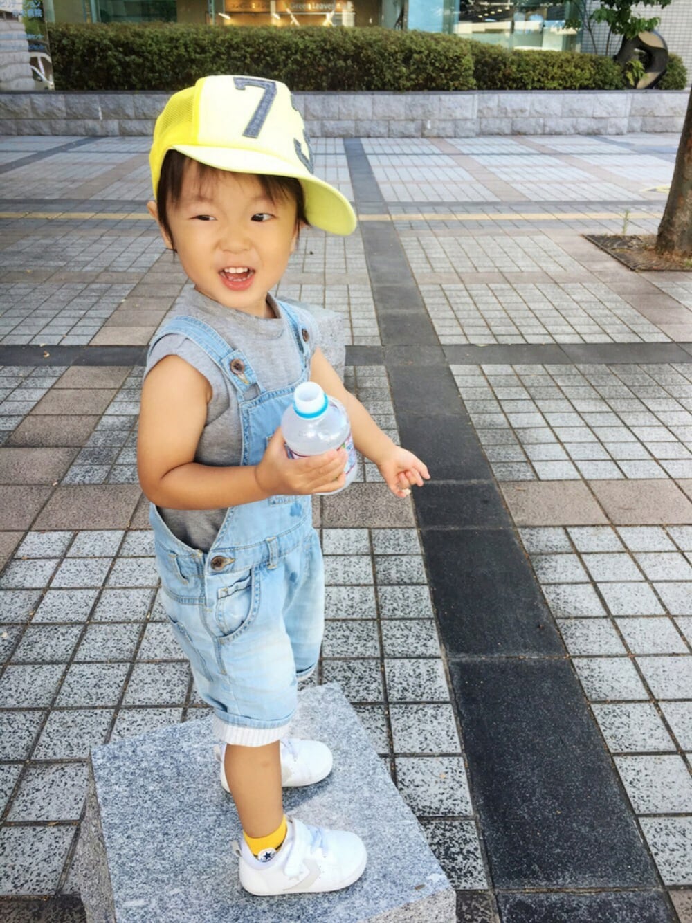 「キッズファッション、シンプルコーデ、カジュアル、夏コーデ、男の子コーデ、サロペット、コンバース、スニーカー、キャップ、2歳」｜「abcdのアイテム（キャップ、イエロー系）」を使った、Chibiෆ̈さん（キッズ・90cm）の夏コーディネートの1枚目の写真