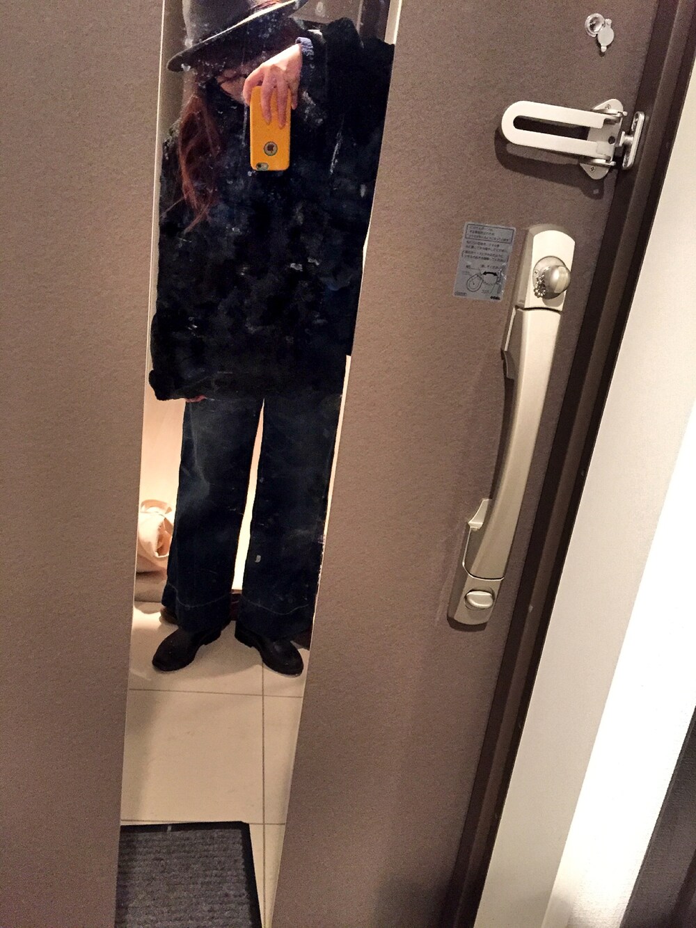 ブルー系のデニムパンツ、ブラック系のその他アウターを着用したレディースの冬コーディネートの1枚目の写真