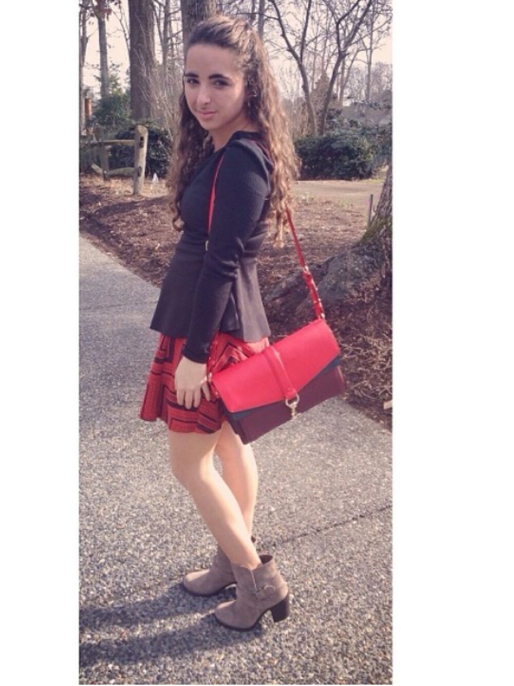 「skirt、leather、purse、RebeccaMinkoff、BAG、shoes、booty、Cute、fall、trend」｜「REBECCA MINKOFFのアイテム（メッセンジャーバッグ、その他）」を使った、Maria Terracina さん（レディース・155cm）の秋コーディネートの1枚目の写真