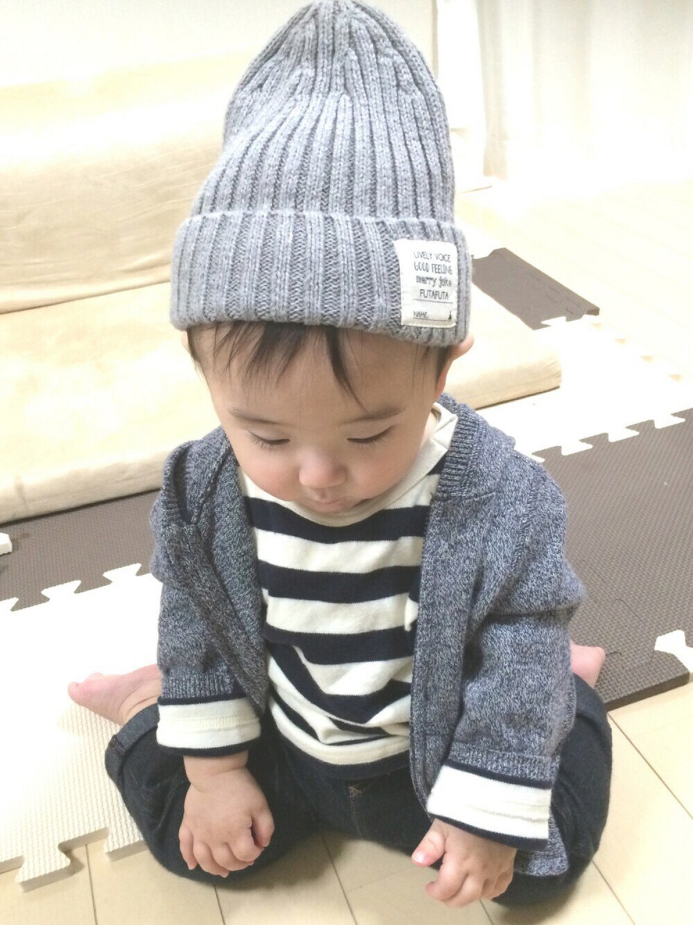「男の子、ボーダー、ニットパーカー、パーカー、無印良品、babygap、GAP、ドラフトGAP」｜「babyGAPのアイテム（ジャケット/アウター、グレー系）」を使った、syuuu✩°さん（キッズ・70cm）の冬コーディネートの1枚目の写真