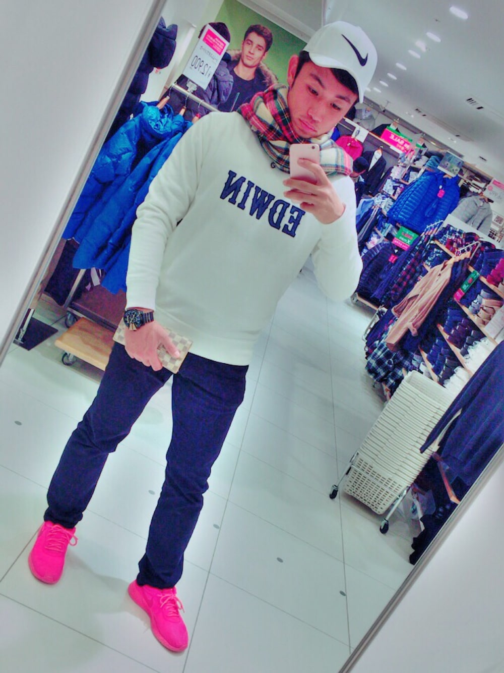 「NIKEキャップ、EDWINトレーナー、DIESEL 時計、Louis Vuitton 財布、NIKE WMNS TANJUN」｜「NIKEのアイテム（キャップ、ホワイト系）」を使った、るいさん（メンズ・176cm）の冬コーディネートの1枚目の写真
