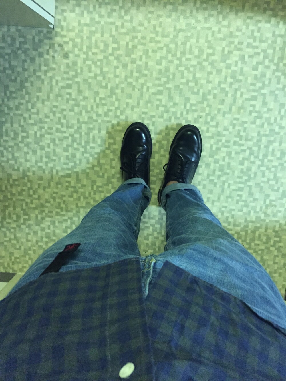 「ポストマン、グラミチ、ロールアップ、チェックシャツ、暗め色」｜「Gramicciのアイテム（デニムパンツ、ブルー系）」を使った、m.k.Ⅱさん（メンズ・173cm）の秋コーディネートの1枚目の写真