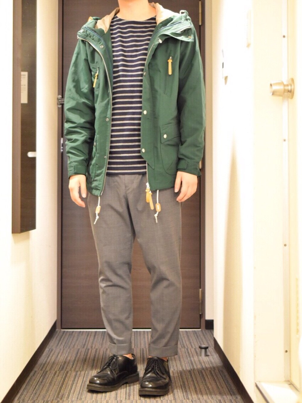 「ボーダー、ネイビー、マウンテンパーカー、スラックス、ポストマン」｜「BEAMSのアイテム（スラックス、グレー系）」を使った、m.k.Ⅱさん（メンズ・173cm）の秋コーディネートの1枚目の写真